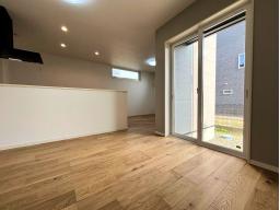 ダイニングから見たリビング