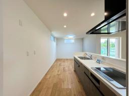 キッチン　対面式のシステムキッチンでお料理しながらお子様の宿題や、遊んでいる様子を確認することもできます♪