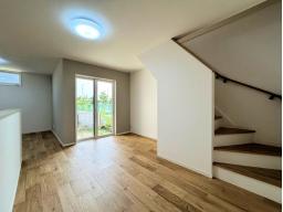 1階のダイニング。対面式キッチン×リビング階段はご家族みなさんの会話を広げます。