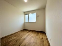 2階西側　5.7帖　収納付きの使いやすそうなお部屋です。子供部屋や書斎に。