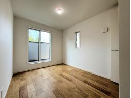 2階東側　5.7帖　大切なプライベート空間。趣味に合わせて使って頂けるようシンプルに仕上げました。　