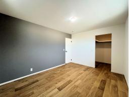 2階洋室　7.8帖　クローゼット完備。窓があり、明るいお部屋です。