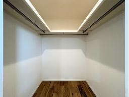 2階洋室　7.8帖　季節物の衣類も一箇所に収納できるため、衣替えの手間を省けます。