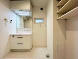 コンパクトながらデザイン性の高い洗面スペース。リネン庫を設置することによってタオルや下着、パジャマなどをまとめて収納できるため、洗面所が散らかりにくくなります。