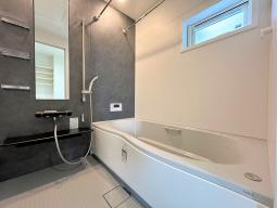 大人の方でも足を伸ばして寛げる広さの浴室。1日の疲れも足を延ばしてリラックスしましょう♪