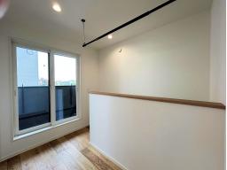 2階階段上部ホスクリーンは部屋干しを手助け。干したものをそのままお部屋に収納できるのが魅力的。