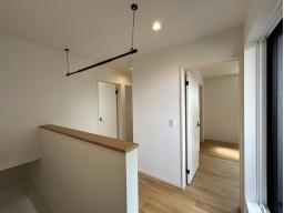 2階階段上部ホスクリーンは部屋干しを手助け。干したものをそのままお部屋に収納できるのが魅力的。