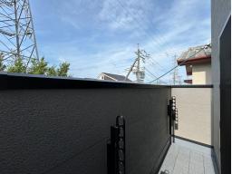 2階作りつけバルコニー　観葉植物を置いたり、ちょっとした休憩スペースとして活用することもできます。