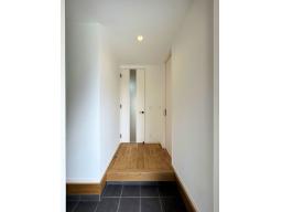 玄関で靴を履いた状態での全身チェックが鏡でできるため、外出前の最終確認に便利です。