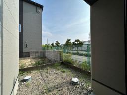 1階　ダイニングから見た庭