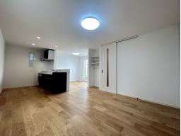 16.5帖　LDK　忙しい朝もしっかり家族が揃って食事をして頂けるゆとりある大きさのダイニングスペース。