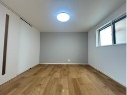 1面のみクロスにアクセントカラーを採用することで個性の光るお部屋に仕上がります。