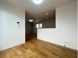 バルコニーに面した窓から光が差し込み、風通しも良くなるため、明るく開放的な空間になります。