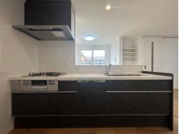 料理をしながらでもご家族との会話を楽しめる対面キッチン。調理中もお子様に目が届いて安心です。