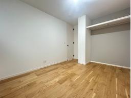 1階　6帖　収納付きの使いやすそうなお部屋です。子供部屋や書斎に。