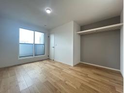 3階　7.7帖　７帖超えの洋室はダブルベッドを置いても余裕があり、家具のレイアウトも楽しくなりそう♪