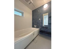 お子様とワイワイ入浴を楽しんだり、一人でまったり寛ぐことも。1日の疲れも足を延ばして癒せる１坪タイプの浴槽です。