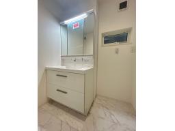 1階に洗面室などの水回りを集約し、外出や帰宅時もスムーズな間取りです！