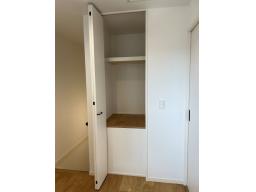 3階廊下に物入を設置。掃除機や洗剤など、アクセスしやすい場所に収納することで、家事効率も向上します。