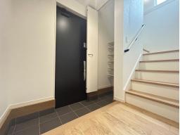 小物を置いてオシャレな玄関に！帰ってきてホッと安心するマイホーム！