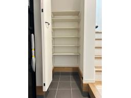 玄関にうれしい収納スペース。玄関はいつでもスッキリと保つことができます。