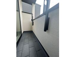 7.7帖直通バルコニー。観葉植物を置いたり、ちょっとした休憩スペースとして活用することもできます。　