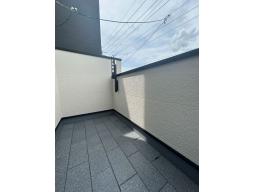 LDK直通バルコニー。天気の良い日には、外の空気を吸いながら、読書やティータイムを楽しむことができます。﻿