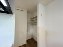 1階　食品や食器などを収納できるパントリー。たっぷり収納できるので、生活スペースをスッキリさせて暮らすことができます