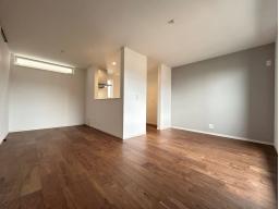 16帖　LDK　大切なご家族が集まる場所。陽当たりの良いリビングでゆったりと過ごしませんか？