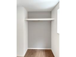 1階6.5帖のオープンクローゼットは衣類や小物をまとめて収納できるため、部屋に物が散らかりにくくなります。