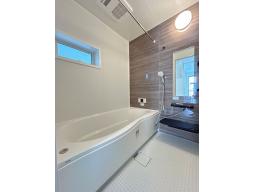 ゆったり広々した浴室！お子様とワイワイ入浴を楽しんだり、一人でまったり寛ぐこともできます！