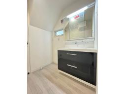 1階に洗面室などの水回りを集約し、外出や帰宅時もスムーズな間取りです！