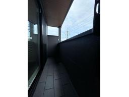 6帖直通バルコニー。観葉植物を置いたり、ちょっとした休憩スペースとして活用することもできます。