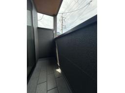 LDK直通バルコニー。気軽に外の新鮮な空気を吸いながらリラックスできる場所です。