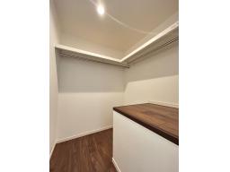 廊下にFCLを設けることで、家族全員の衣類や日用品をまとめて収納でき、各部屋の収納スペースを有効活用できます。﻿﻿﻿﻿