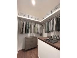 3階廊下に設けたFCLは普段よく使う衣服や部屋で管理しにくい季節ものを収納できます。【2号地】※掲載イメージは、CGで家具を合成配置したものです。実際にはモデルセッティングはございません。