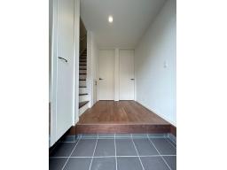 小物を置いてオシャレな玄関に！帰ってきてホッと安心するマイホーム！