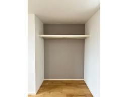 3階　7.7帖　扉の開閉動作がないため、スムーズに収納できます。コーディネートもしやすく、着替えも楽になります。