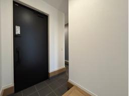 小物を置いてオシャレな玄関に！帰ってきてホッと安心するマイホーム！