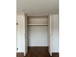 3階7.5帖のクローゼットは大きめに設計。普段使うお洋服だけでなく、旅で使うスーツケースや季節もの保管にご利用ください。