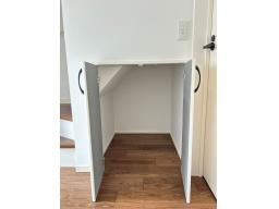 1階の廊下収納は防災リュックや懐中電灯など、防災用品をまとめて収納するのにも適しています。