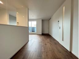 お料理中もご家族との会話が弾む対面式キッチン。家事をしていても家族の様子が伺え安心感があります。