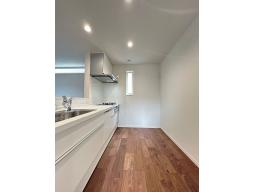 料理がはかどる3口コンロで使いやすい工夫がいっぱいのシステムキッチン。 洗練されたデザインと優れた使いやすさで、毎日の家事も楽しくなります。