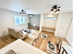 リビングのカウンター机はお子様の勉強机にしたりリモートワークのスペースにしたりいろんな活用法があります。