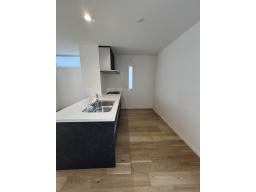 冷蔵庫や収納棚を置いても、ゆったりとしたスペースが確保できます。