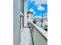 2階バルコニーは南向きでリビングに面しているので日当たり、風通し共に良好です♪