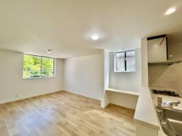 ダイニング横には家族みんなが使えるワークスペースを設計♪パソコン机＆お子さんの勉強机にもおすすめ！足元までがすべてスラ