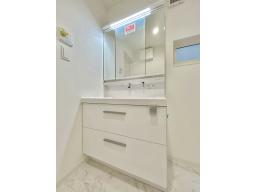 【洗面化粧台_LIXIL 】機能性に優れた三面鏡（長寿命・省電力の