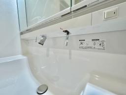 【洗面化粧台_LIXIL 】上部に水栓を設置。水が溜りにくく掃除が簡単です。
