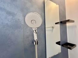 【システムバス_LIXIL 】 大きなシャワーヘッドでボリュームのある浴び心地。